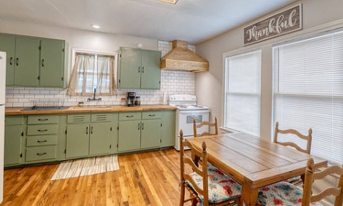 Uvalde House | 25 min to concan! Newly remodeled farmhouse in downtown Uvalde.