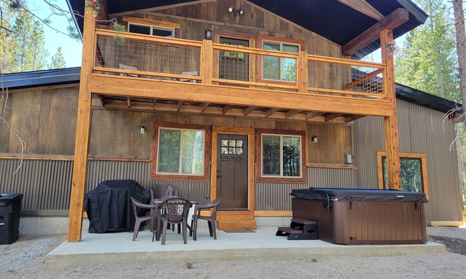 Island Park House | Perfect Getaway: Hot Tub, Fire Pit & Steps from Yellowstone!