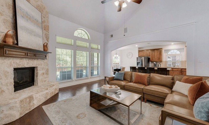 Tarrant County Apartment | Stylish GP12 5BD/4BA Home with Pool and Spa Amenities
