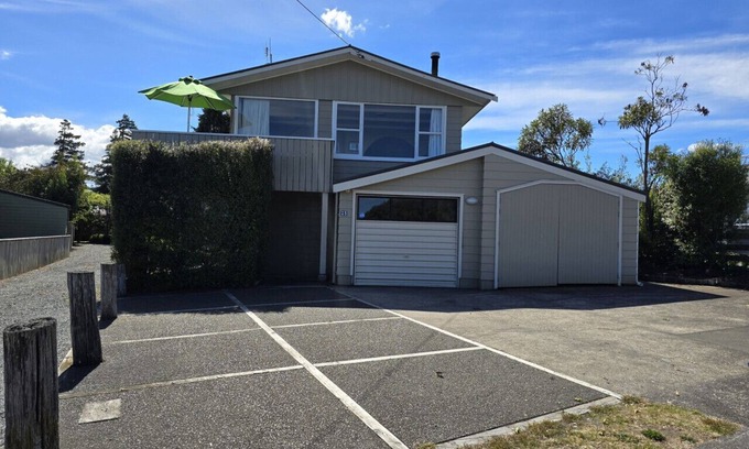 Rainbow Point Apartment | Discover Pencarrow Lodge: Pet-Friendly Retreat by the Lake