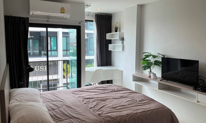 Phra Khanong Apartment | Convenient Stay: 250m to BTS Bang Chack & Family Friendly