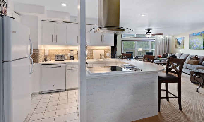 Vail Condo | Spacious Condo with Large Patio & Ocean View - Rated 10/10