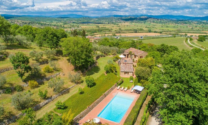 Sinalunga Villa | Spacious Villa with Private Pool for 12 Guests