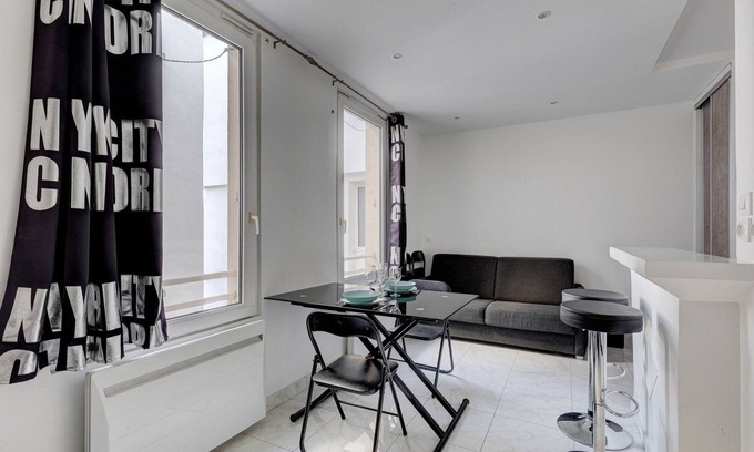 Combat Apartment | Stylish 255 Suite Homard - Family-Friendly Apartment in Paris