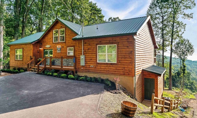 Sevierville Cabin | Indulgent Skyview Serenity: Pet-Friendly Retreat with Spa