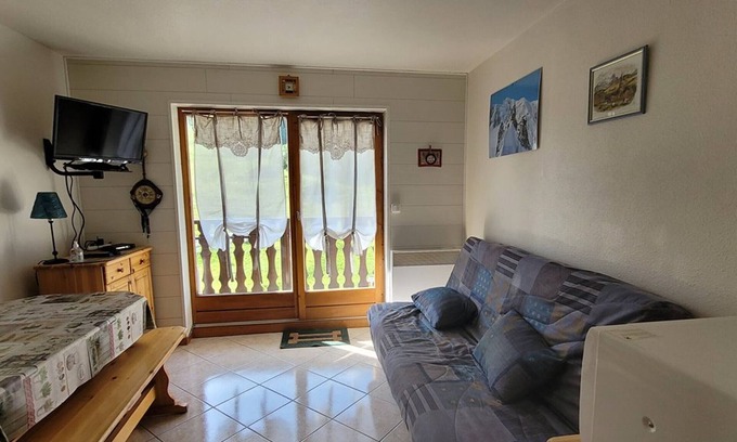 Station de Drouzin le Mont Apartment | Cozy Studio Biot: Perfect for Families and Pets