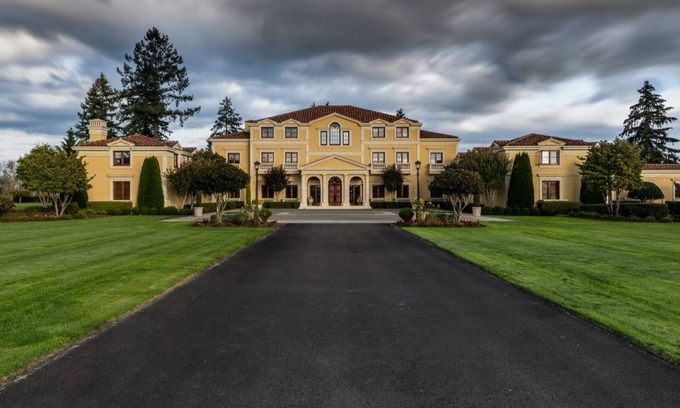 Dundee Villa | Experience a 26,000 sqft Villa in Oregon Wine Country