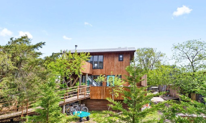 Seaview House | Pet-Friendly Retreat at 26 Duneway - Perfect for Families