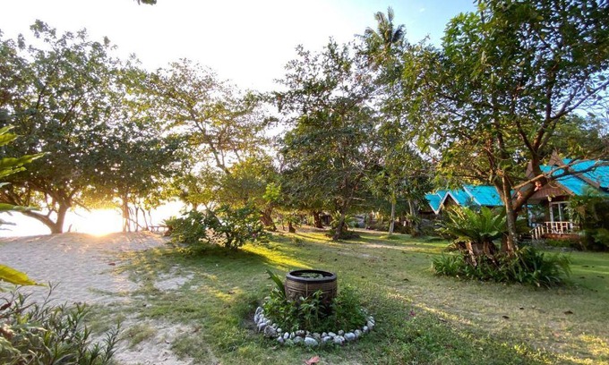 Khong Koi Beach Bed & Breakfast | Cozy Oceanfront Bed & Breakfast for 3 Guests - 5 Stars