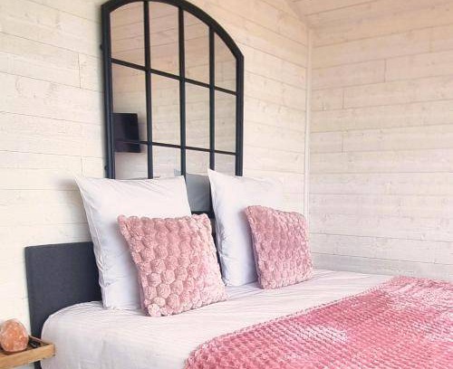 Saint-Come-de-Fresne Cabin | 26 m² Lodge ∙ 2 guests