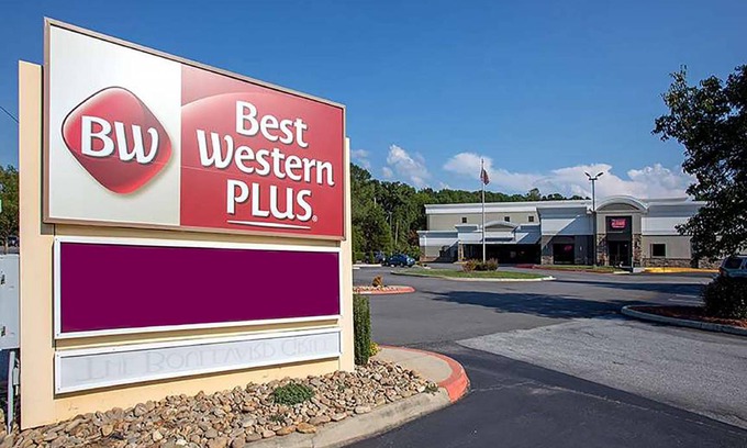 Clemson Hotel | Chic 26 m² Hotel with Pool & Pet-Friendly Amenities