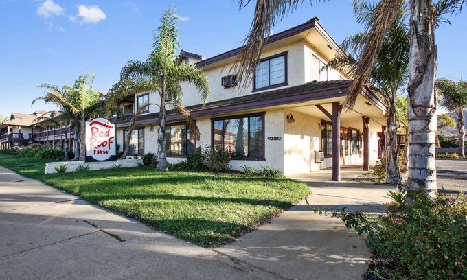 Lompoc Hotel | Comfortable 32 m² Hotel with Kitchen & Pet-Friendly Stay