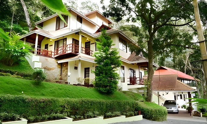 Pallivasal Hotel | Cozy 4-Star Hotel for Up to 3 Guests with Restaurant
