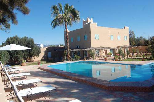 Issen House | Cozy Motel for 4 Guests with Pool & Pet-Friendly Amenities