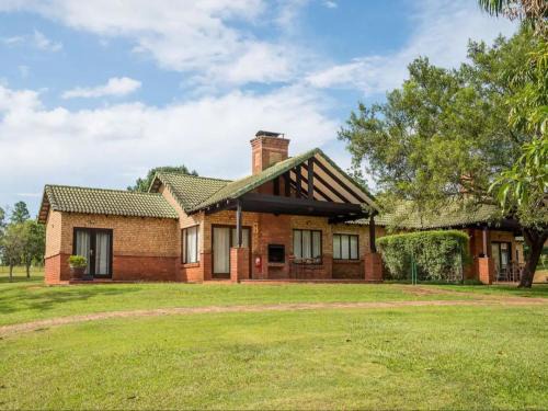 White River Apartment | Comfortable Stay at 26 on Greenway with Pool & Dining