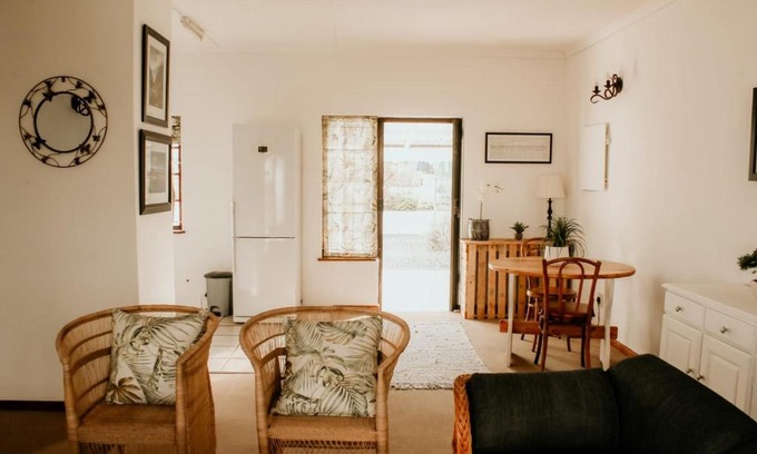 Himeville Apartment | Budget-Friendly Retreat at 26 on Sutton with Pool & Kitchen