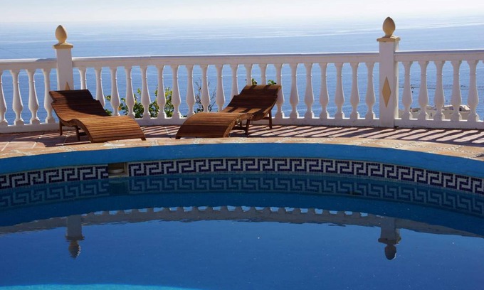 Velilla-Taramay House | Spacious 4-Bedroom House with Private Pool for 8 Guests
