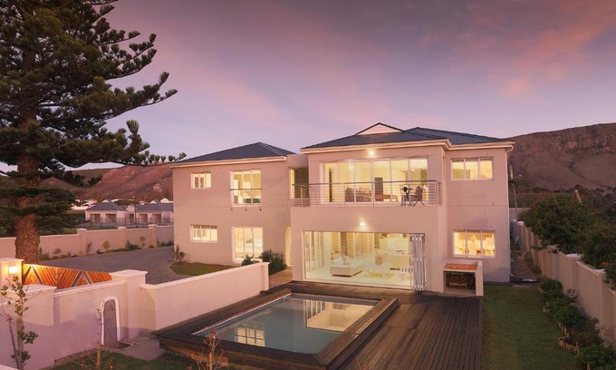 Eastcliff Villa | Relaxing 269 on Main Holiday Home with Pool & Breakfast