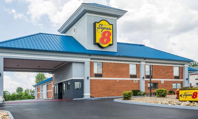 Dandridge Hotel | Cozy Retreat for 127 Guests with Pool and Pet-Friendly Options