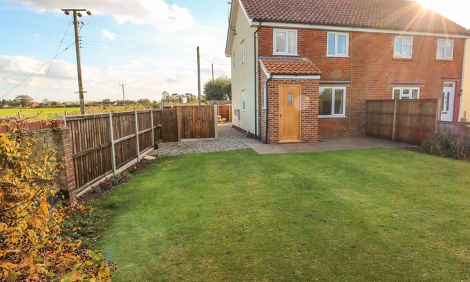 Irstead Cottage | Discover 27 Whitegates: Pet-Friendly Retreat in Ludham