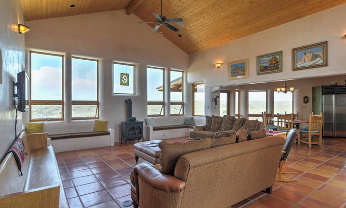 Taos House | Spacious 3-Bedroom Retreat with Lake & Mountain Views