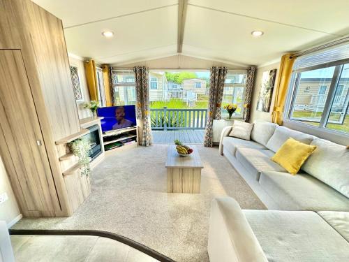 Wimborne Resort | Family-Friendly 272 Wilksworth Caravan Park with Pool Access