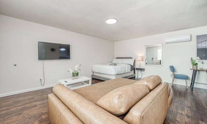Fresno House | Experience North Fresno's New Back Studio with Kitchen & Breakfast