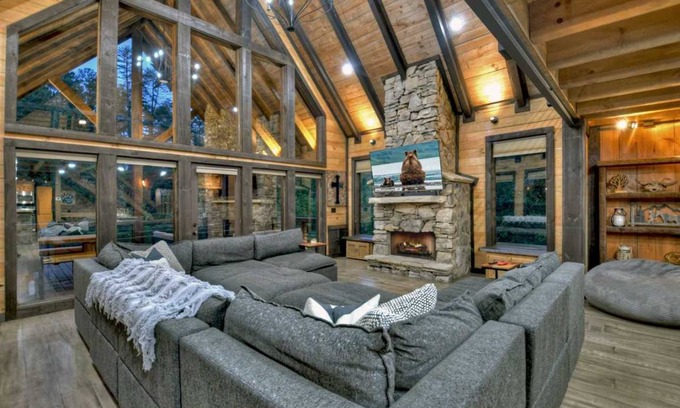 Mineral Bluff Cabin | 279 m² Cabin ∙ 3 bedrooms ∙ 12 guests
