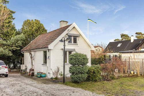 Hollviken Bed & Breakfast | Cozy Bed and Breakfast for Up to 5 Guests with Kitchen