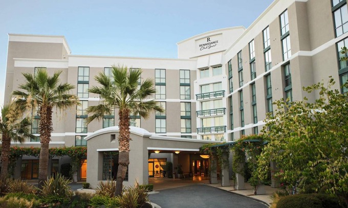 Walnut Creek Hotel | Inviting Hotel for 10 Guests with Pool and Spa Amenities