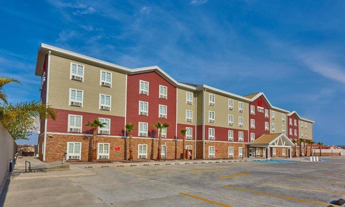 Coatzacoalcos Hotel | Elegant 5-Star Hotel with Pool, Perfect for 127 Guests