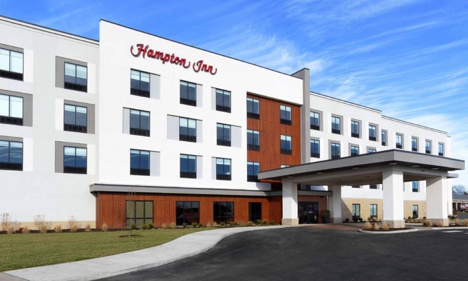 O'Fallon Hotel | Elegant 28 m² Hotel with Pet-Friendly Amenities & Pool
