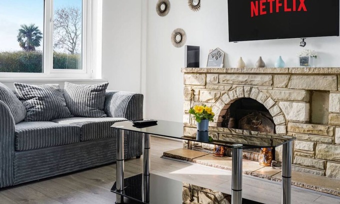 Borehamwood House | Convenient Kings Cross Stay with Spa and Hot Tub Access