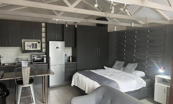 George Apartment | Cozy 28 on Symonds Luxstudio: Couples Oasis with Pool