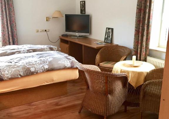 Bad Elster Apartment | Inviting 28 qm Apartments Near Rosengarten for Families