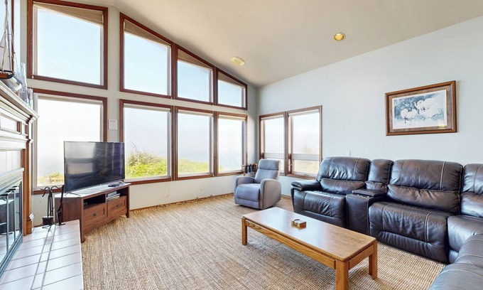 Roads End House | Spacious 4-Bedroom House for 13 Guests with Kitchen