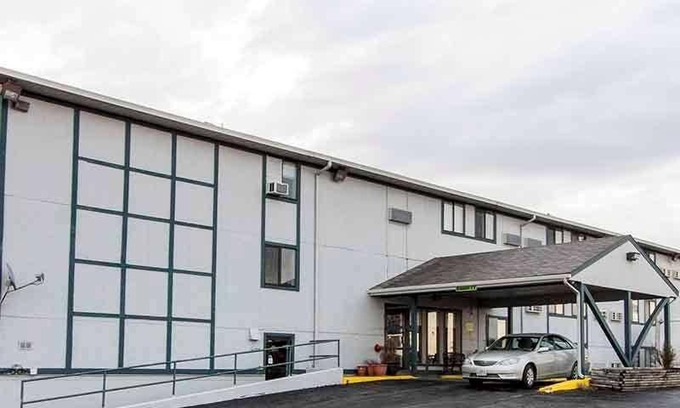 Oak Grove Hotel | Spacious 280 m² Motel for 10 Guests with Pet-Friendly Amenities