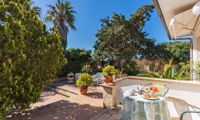 Giorgilorio Bed & Breakfast | Garden View Retreat Near the Sea with Breakfast Included