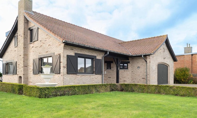Middelkerke Villa | Spacious 6-Bedroom Villa for 18 Guests with Kitchen