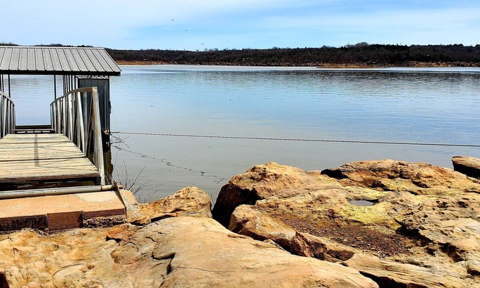Prue House | Scenic Lakefront Cabin with Dock & Deck Near Keystone Lake