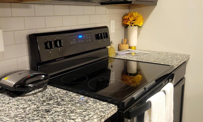 Bel Aire House | Pet-Friendly Haven with In-Unit Laundry & Fast WiFi