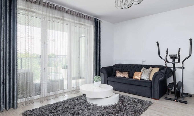 Warszawskie Apartment | Apartment 29 Listopada: Family-Friendly with Balcony & Garage