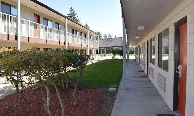 Woodland Hotel | Cozy Motel for 6 with Pool, Kitchen & Breakfast Included