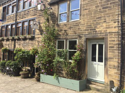 Haworth House | Inviting Stays at 29 Main Street: Pet & Child Friendly!