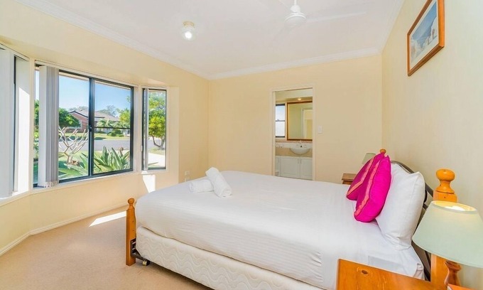 Yamba Apartment | Pet-Friendly 29 Oceania Cottage with Enclosed Backyard