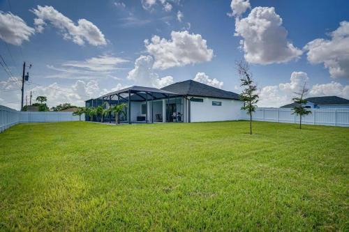 Diplomat House | 290 4 bedrooms Fenced yard Pool tvs in all rooms