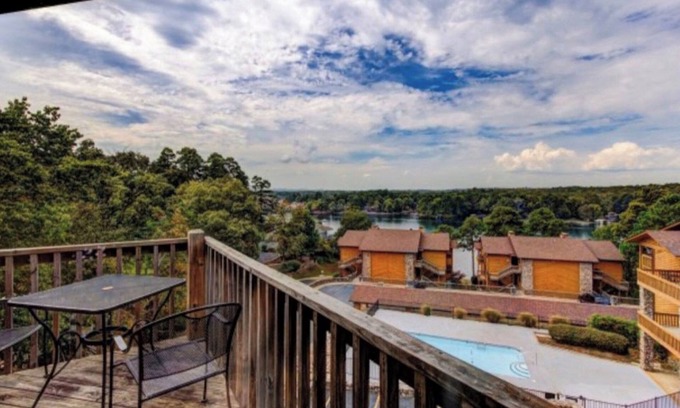 Mid America Condo | Lake View Condo with Pool & Spa - Guest Rated 10/10!
