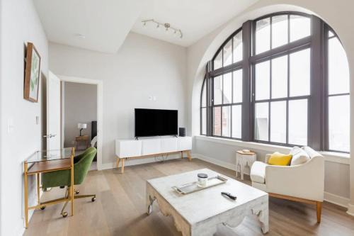 Downtown Baltimore Apartment | Stylish Downtown Suite with Rooftop Deck & Gym Amenities