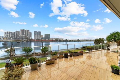 Rhodes Apartment | Serene 2B APT with Waterfront Views & Family-Friendly Amenities