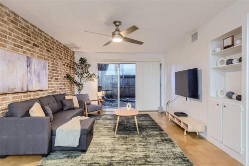Bouldin Apartment | Cozy 2B Getaway - Pool Access and Downtown Walkability
